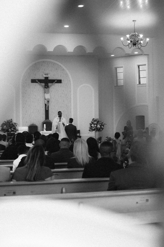 Interior da igreja em preto e branco durante a cerimônia